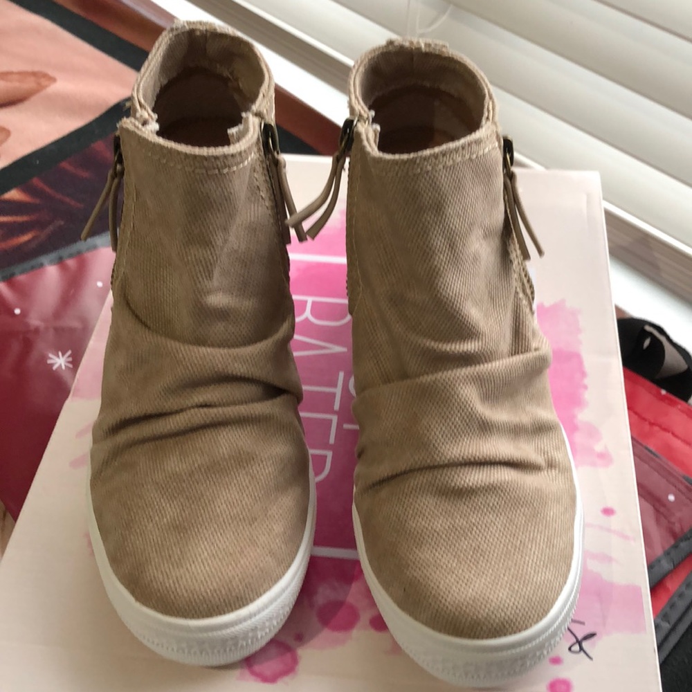 Not Rated-Arabella Blush -Size 6 1/2 NWOT